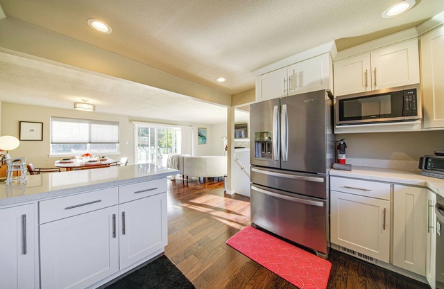 Lakefront Gem: Balcony, Fire Pit & Yard in Everett