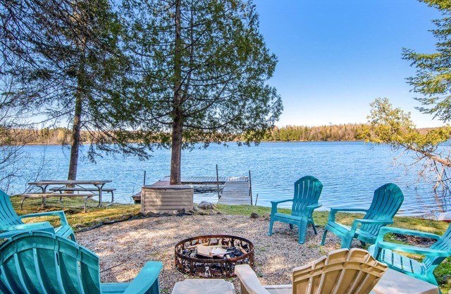 Lakefront Getaway W/ Firepit, Free WiFi, Dock, & Large Deck - Dogs Welcome
