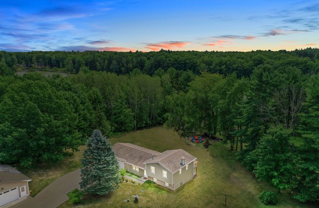 Lakefront Getaway: Hot Tub, Kayaks & Central A/C
