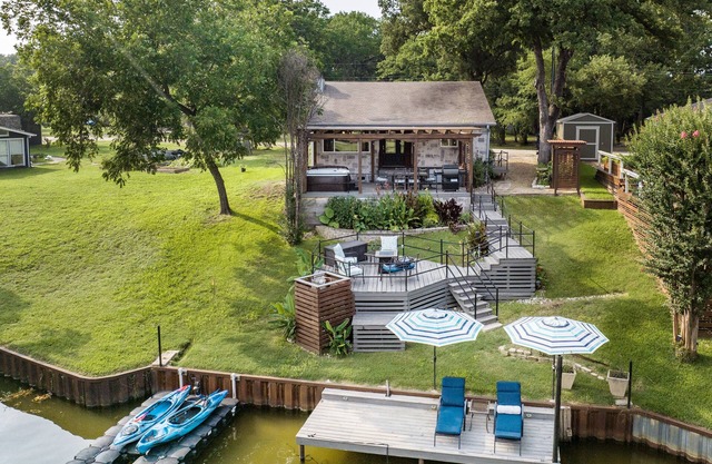 Lakefront Getaway w/Kayaks, Movies from Hot Tub