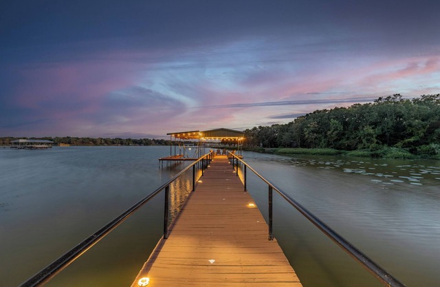 Lakefront Haven- Relax, Fish, Dock on Lake Tawakoni