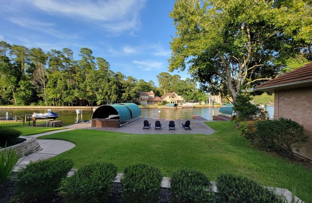 Lakefront Home on quite/protected cove on Lake Conroe with private pool