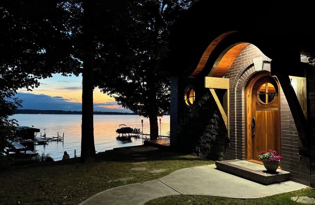 LAKEFRONT HOME ON WATERS EDGE