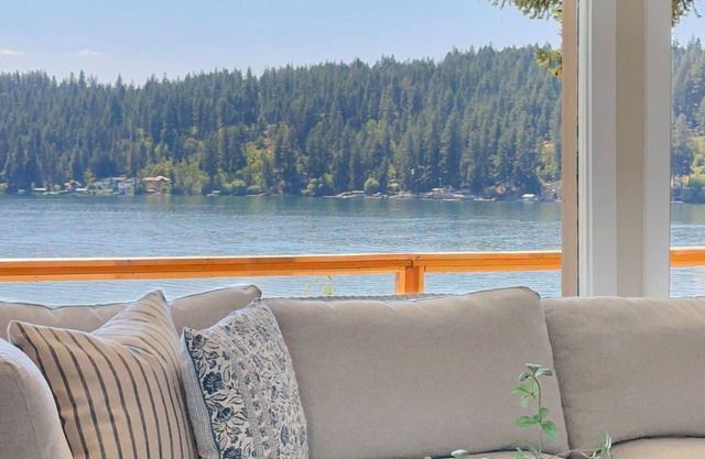 Lakefront Home Private Dock Kayaks