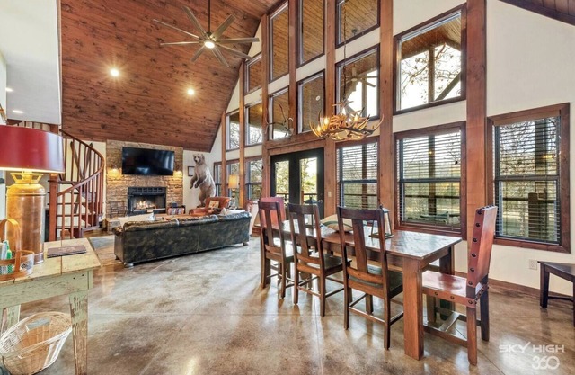 Lakefront, Lakeviews Cedar Cabin- Rope Swing Cove