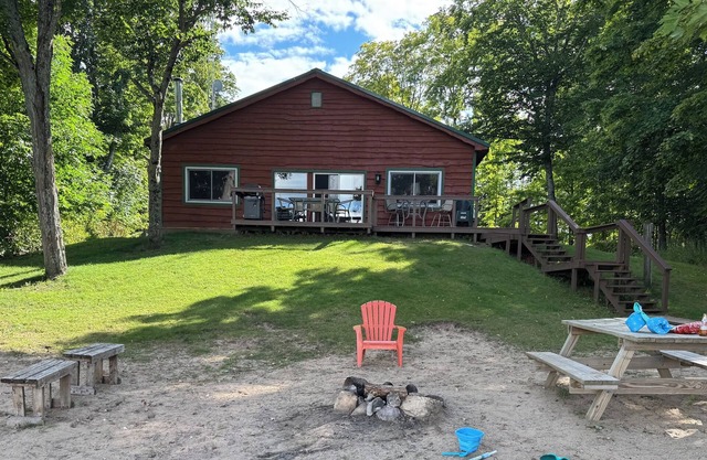 Lakefront lodge - Sleeps 18+ guests!