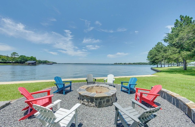 Lakefront Malakoff Home: Private Dock & Decks!
