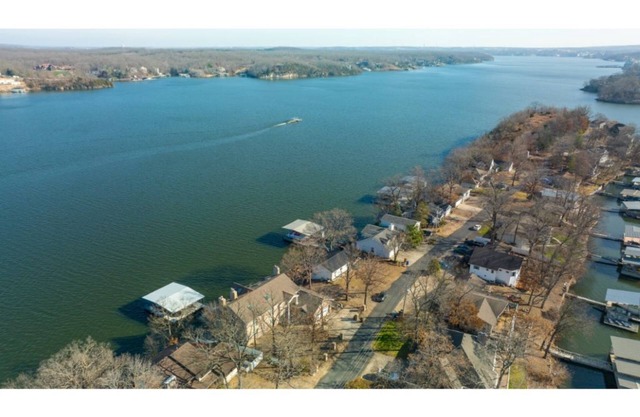 Lakefront Mansion w/SwimSpa&Dock sleeps 20