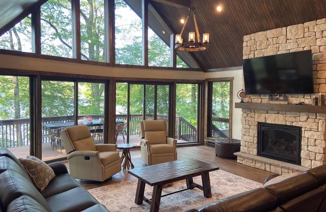 Lakefront Pocono Retreat w/Hot Tub & Game Loft in Masthope