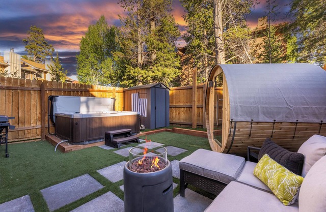 Lakefront - Private Hot Tub & Sauna + Steam Room - Dogs - Fire Pit - Fireplace