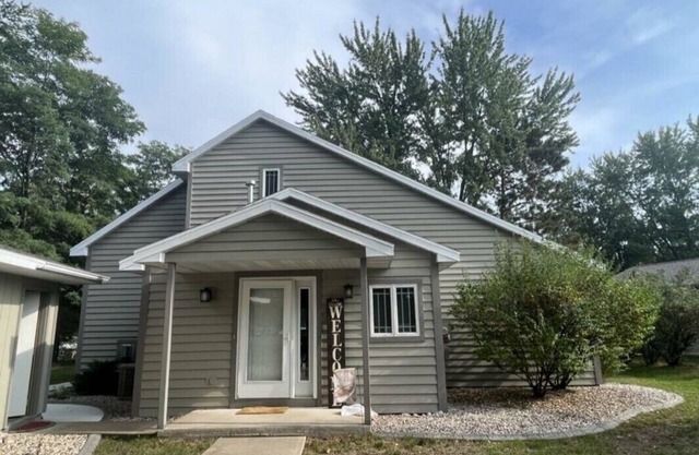Lakefront property with private cove - 10 minutes from Sand Valley!