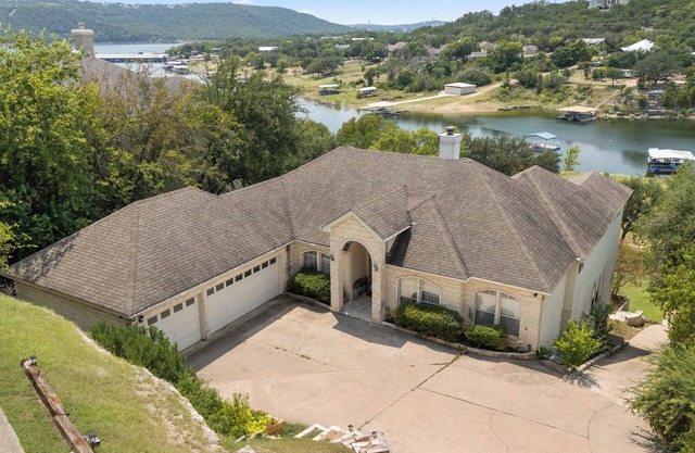 Lakefront Retreat/Boat Dock Lake Travis-Near Austin/UT and Lake Travis Football