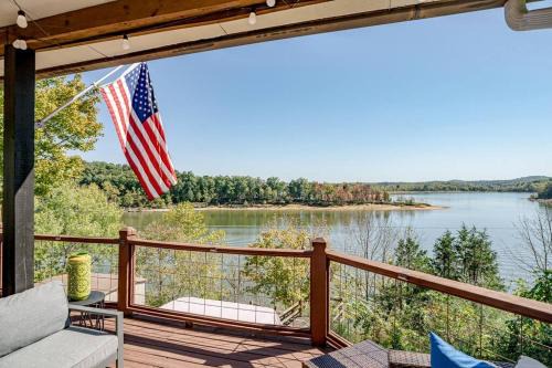Lakefront Retreat-3bdrm 2ba with stunning views! Hiking & Fishing!