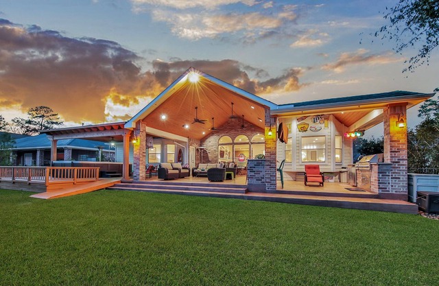 LAKEFRONT/SWIM-SPA/COVERED BOAT LIFT/LAWN MAINTENANCE INCLUDED W 6 MTH RENTAL