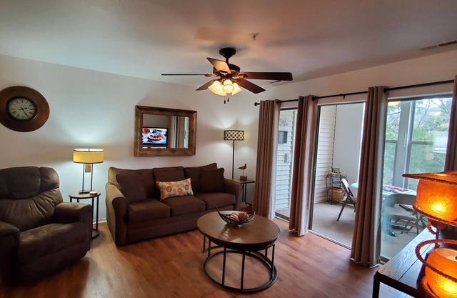 *Lakefront*Walk-In*3 Kings*2 Recliners*Boat Slip*