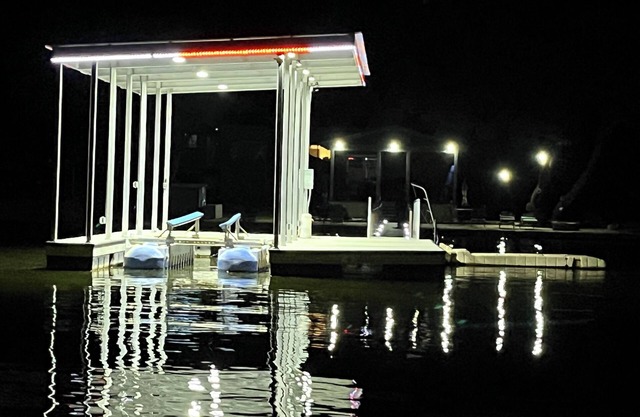 LAKEIN' IT EASY! 15ft from the water, new dock, jet ski port! In Beautiful Caddo