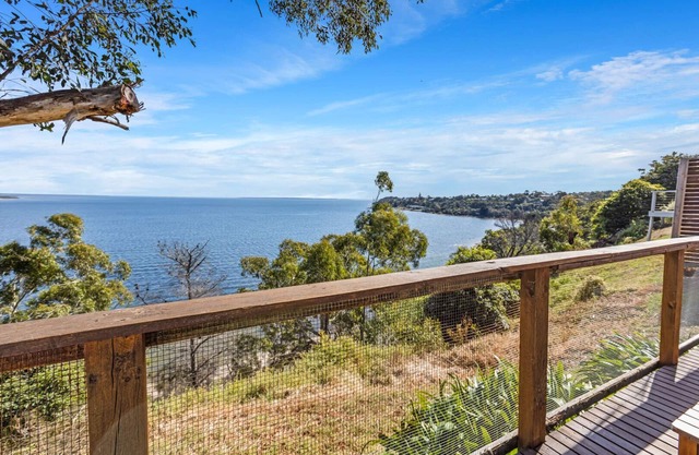 Lakescapes Cottage - Relax & enjoy 180 degrees, uninterrupted water views