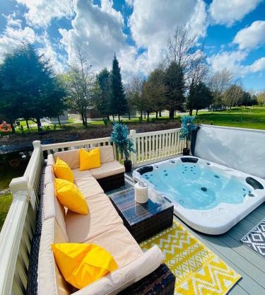 Lakeshore Lodge with Hot Tub