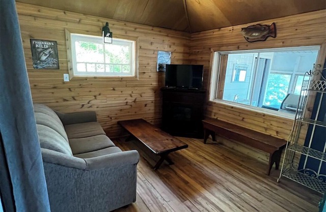 Lakeside Bliss & Adventure: Cozy Whippoorwill Cottage on Crow Lake!
