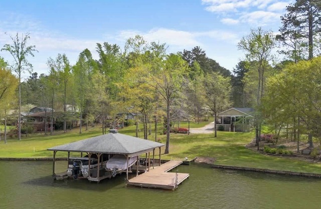 Lakeside Bungalow, Sleeps 12, Private Dock + More!