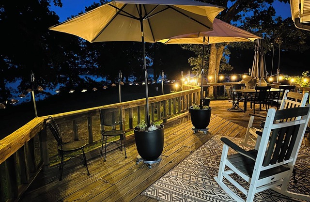 Lakeside cabin with beautiful lake view, hot tub, and .5 mi from beach & marina