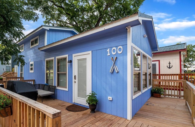 Lakeside Comfy King Bed Cottage Getaway in Conroe!