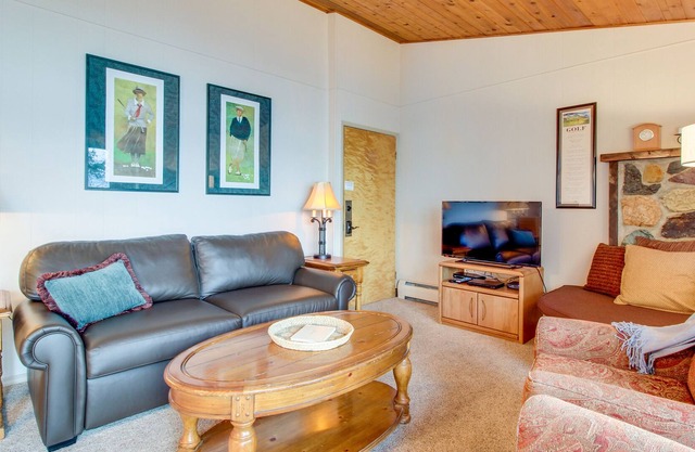 Lakeside condo with pool, hot tub, sauna & beach access