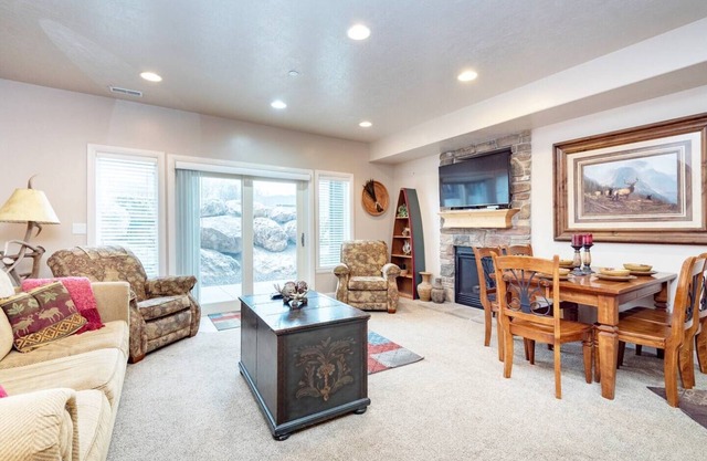 Lakeside Escape LS 36B 2 BR |Pool |Hot Tub|Game Rm