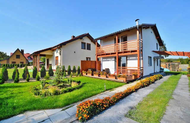 Lakeside holiday home, private garden