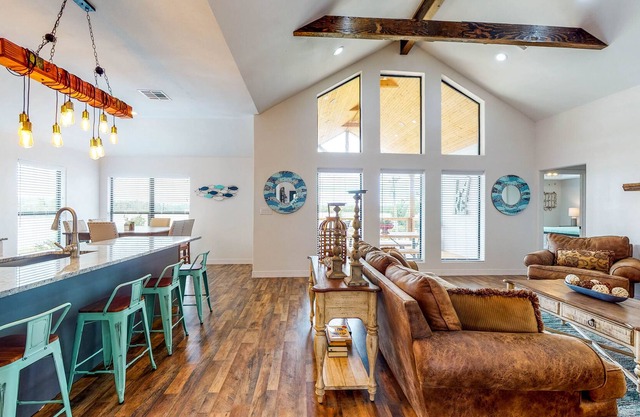 Lakeside Home with Beautiful Views of Lake Livingston - Large Water-View Deck