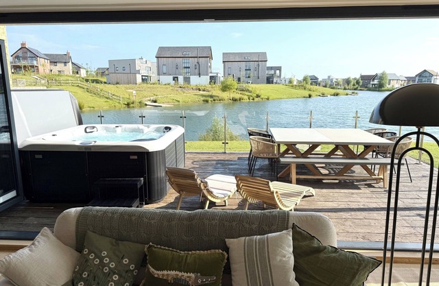 Lakeside retreat with hot tub, games room and on-site spa and pool