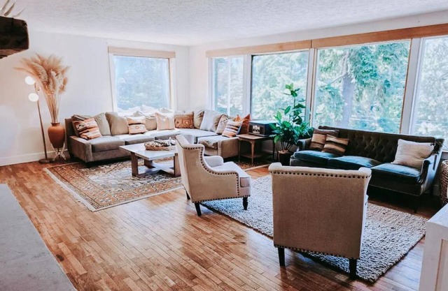 Lakeside Retreat With Hot Tub, Amazing Views, And An Animal Sanctuary!