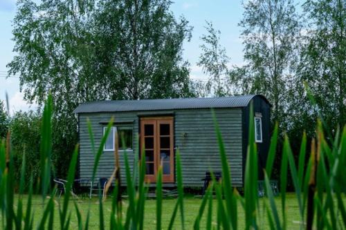 Lakeside Shepard's Hut 'Sanderling'