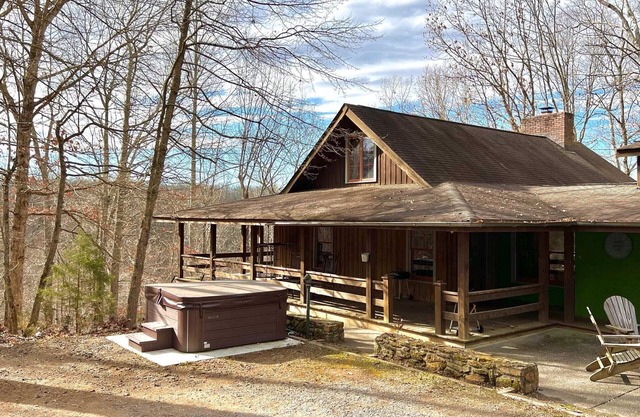 Laketrail Lodge, 2 hot tubs