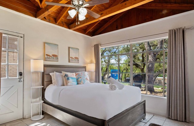 LakeTravis Cozy Bungalow 6