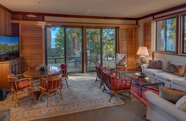 Lakeview -10 minutes to Palisades Tahoe & Walk to Town!