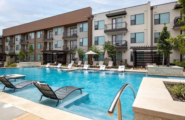 Landing | Beautiful 1BD, Clubhouse, Pool