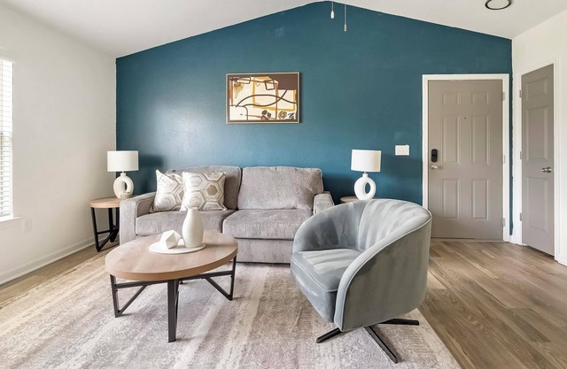 Landing | Beautiful 1BD, Clubhouse, Courtyard