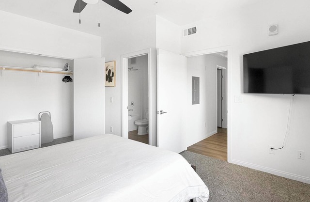 Landing | Chic 1BD, Rooftop Lounge, Pool