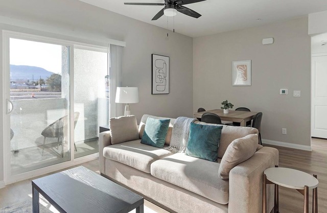 Landing | Modern 1BD, Pool, Rooftop Lounge
