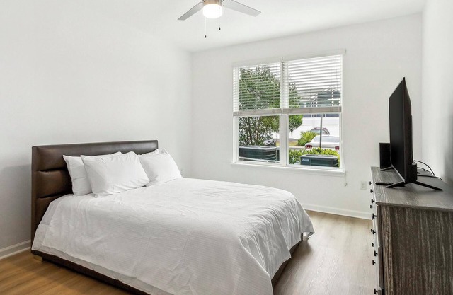 Landing | Stylish 1BD, Pool, Gym