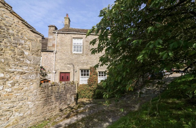 LANE FOLD COTTAGE, pet friendly, with open fire in Grassington