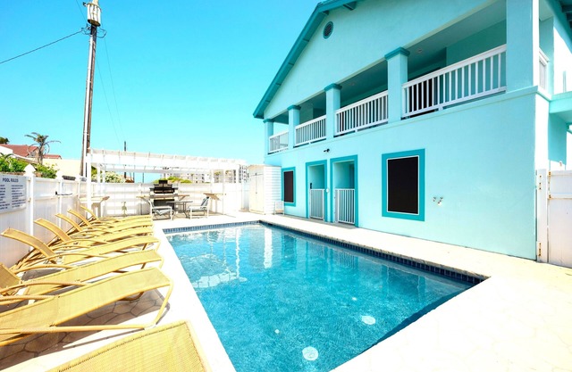 Lantana Retreat - Cozy 2BR w/Pool, No Stairs