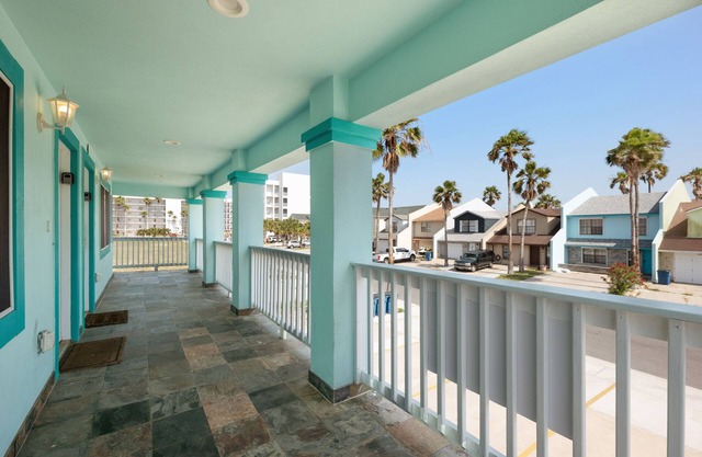 Lantana Retreat - Spacious 3BR w/Pool