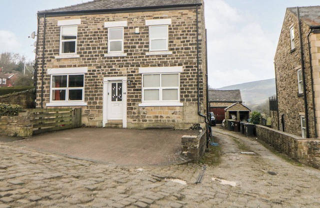 LANTERN VIEW, pet friendly, with a garden in Hayfield