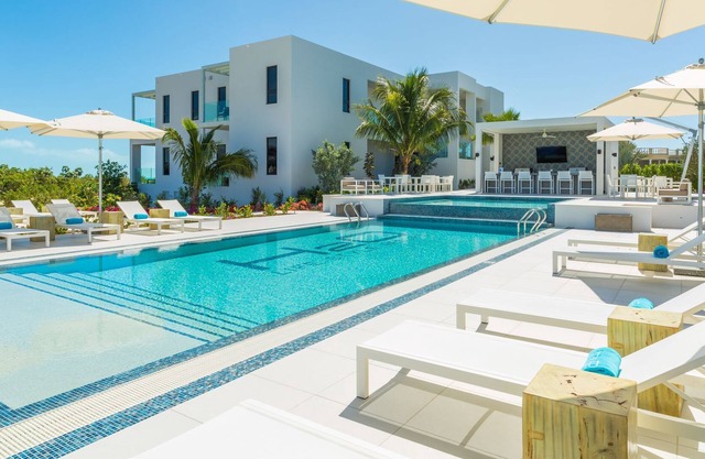 Lap of Luxury, Astonishing Ocean Views & Free Breakfast now 'til end June