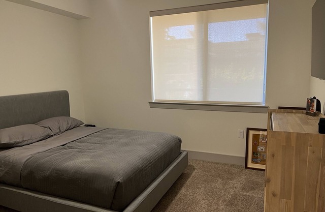 Large 1 br over 800 sq ft. Ground level pool view workout and car spacennnn