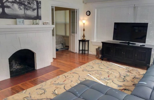 Large 1BR steps to dwtn ★ 5 min to beach