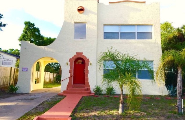 Large 1BR steps to dwtn 5 min to beach