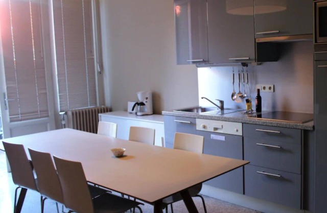 Large 2-Bedroom Apartment. Fully equipped. Great location!